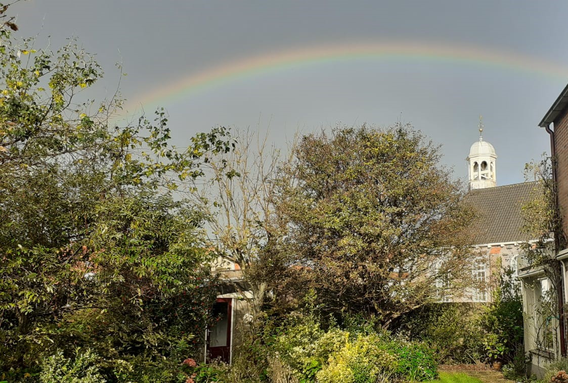 kerk onder de regenboog